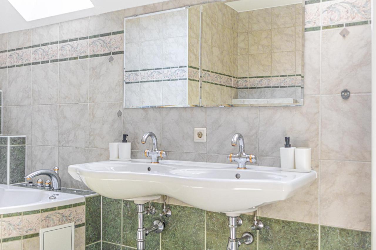 Exquisite Shared - Your Private In Beautiful Apartament *